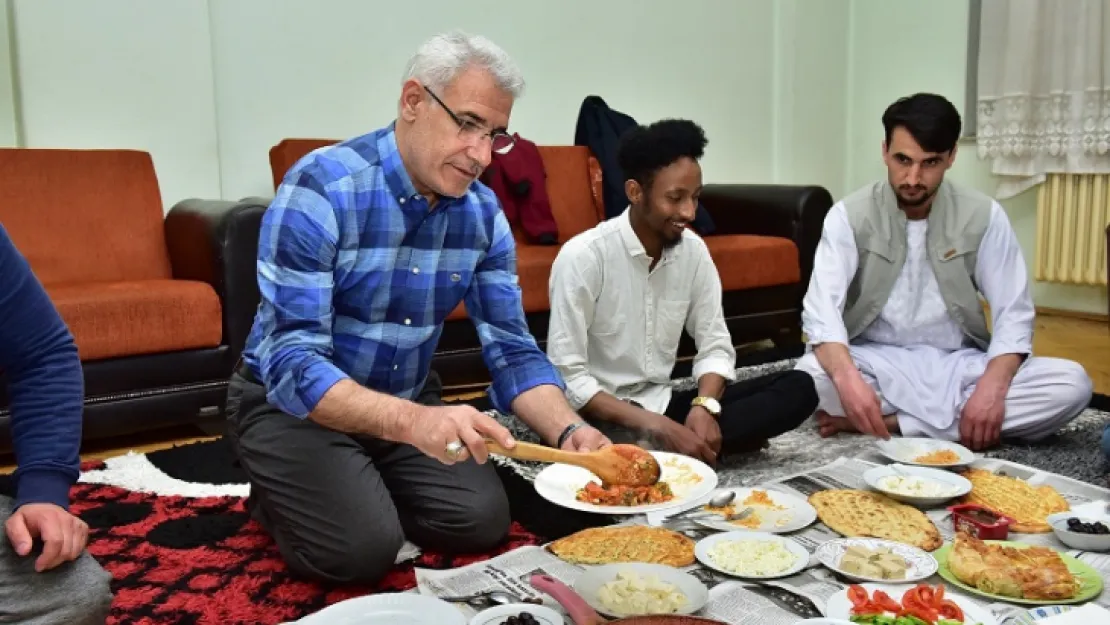 Başkan Güder, Uluslararası Öğrencilerle Sahur Yaptı