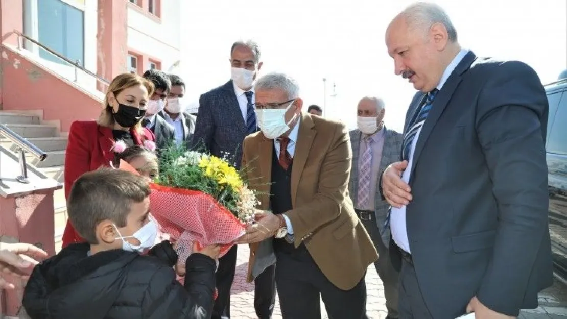 Başkan Güder, Yüz Yüze Eğitimin İlk Gününde Öğrencilerle Buluştu