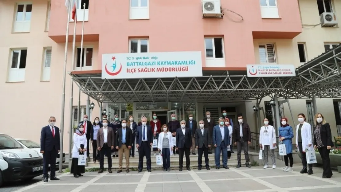 Başkan Güder'den sağlık çalışanı annelere ziyaret