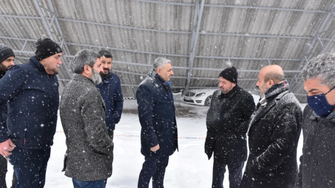 Başkan Sadıkoğlu, çatı çökme olayı yaşanan esnaf ve sanayicileri ziyaret etti