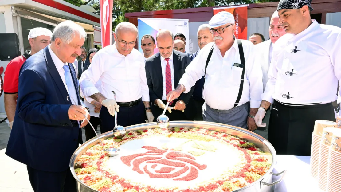 Başkan Sami Er Aşure Dağıtım Programı'nda Vatandaşlarla Bir Araya Geldi