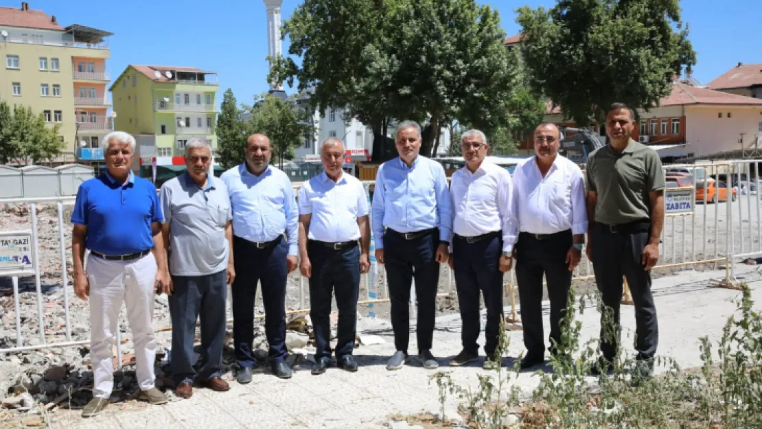 Battalgazi Belediye Başkanı Osman Güder Ve Ak Parti Malatya Milletvekili Ahmet Çakır, Eskimalatya Meydan Projesini İnceledi.