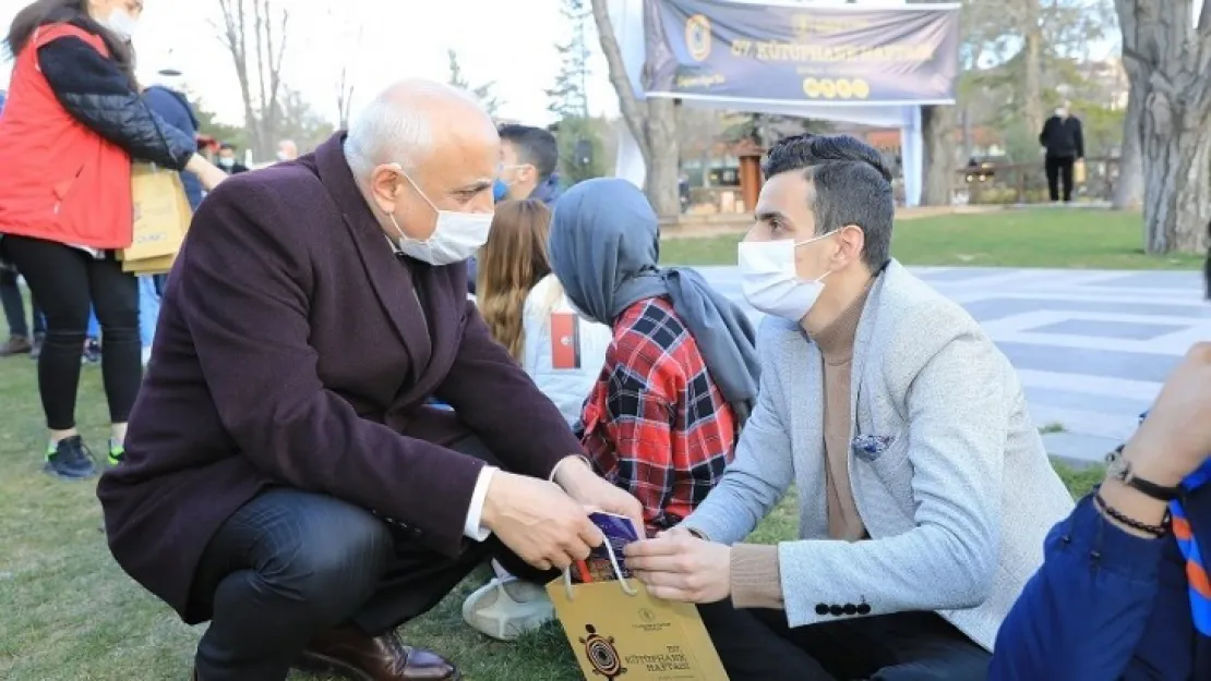 Battalgazi Belediyesi'nden Kitapseverlere Anlamlı Hediye