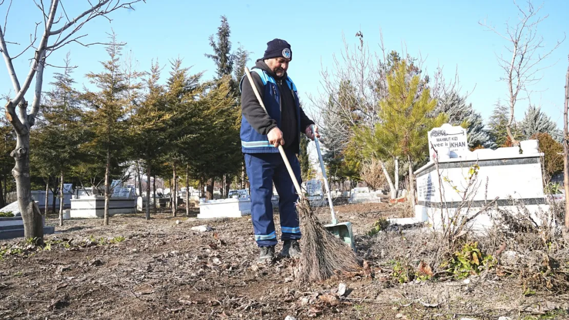 Battalgazi Belediyesi'nden Mezarlıklarda Temizlik Seferberliği