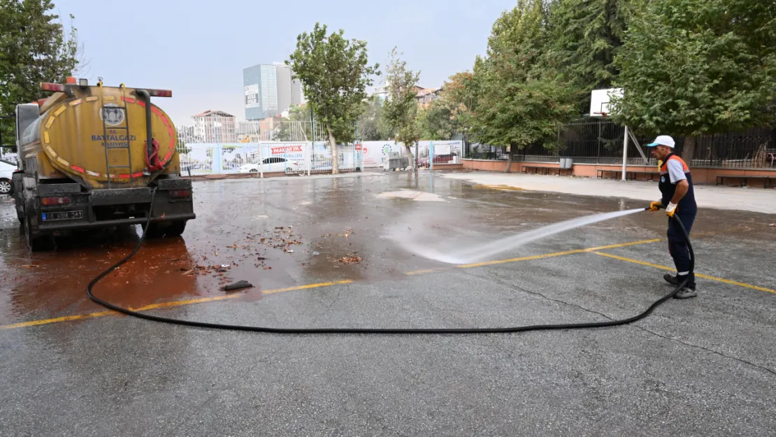 Battalgazi Belediyesi'nden Okullarda Bahçe Temizliği