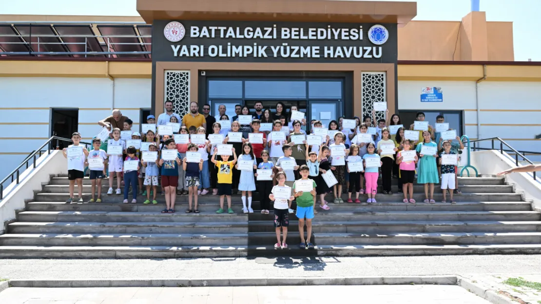 Battalgazi Belediyesi'nin 'Yüzme Bilmeyen Kalmasın' Projesiyle Çocuk Yüzmeyi 110 Öğrendi