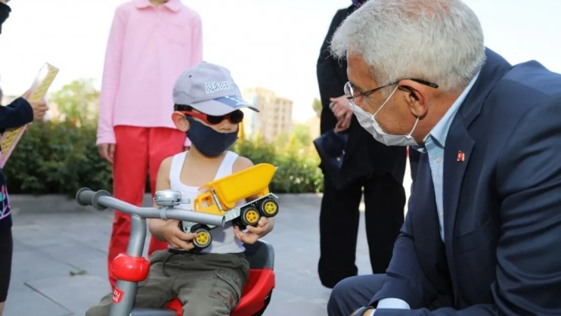 Battalgazi Belediyesi Önünde Renkli Görüntüler