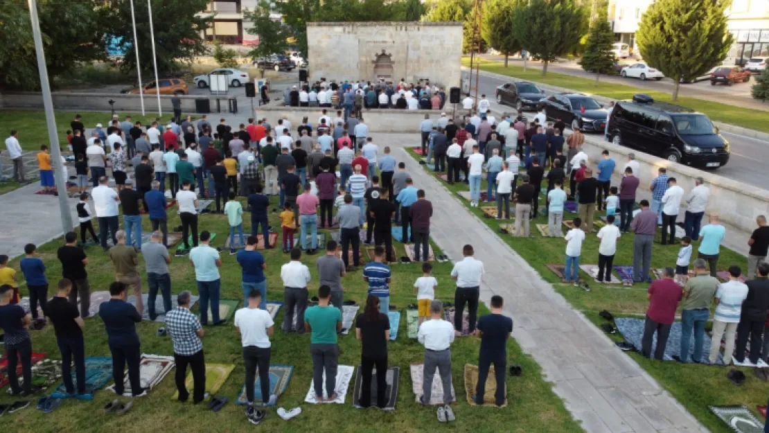 Battalgazi Belediyesi tarafından Bayram namazı sonrası lokum ve şeker ikram edildi.