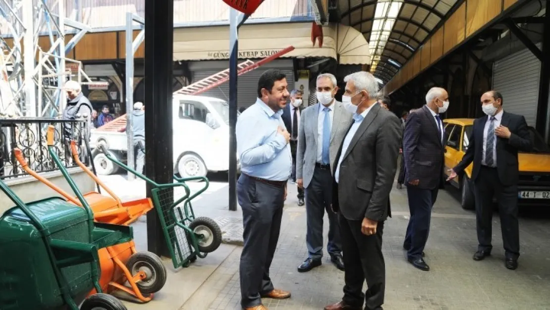 Battalgazi Belediyesi Tarafından Esnaflara Maske Dağıtıldı