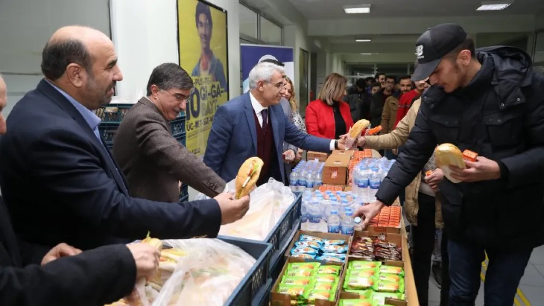 Battalgazi Belediyesi'nden Öğrencilere Sandviç İkramı