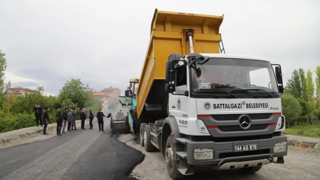 Battalgazi Yazmalı Sokak'ta sıcak asfalt serimi yapıldı