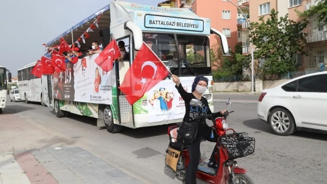 Battalgazi'de 19 Mayıs Coşkusu Balkonlara Taşındı