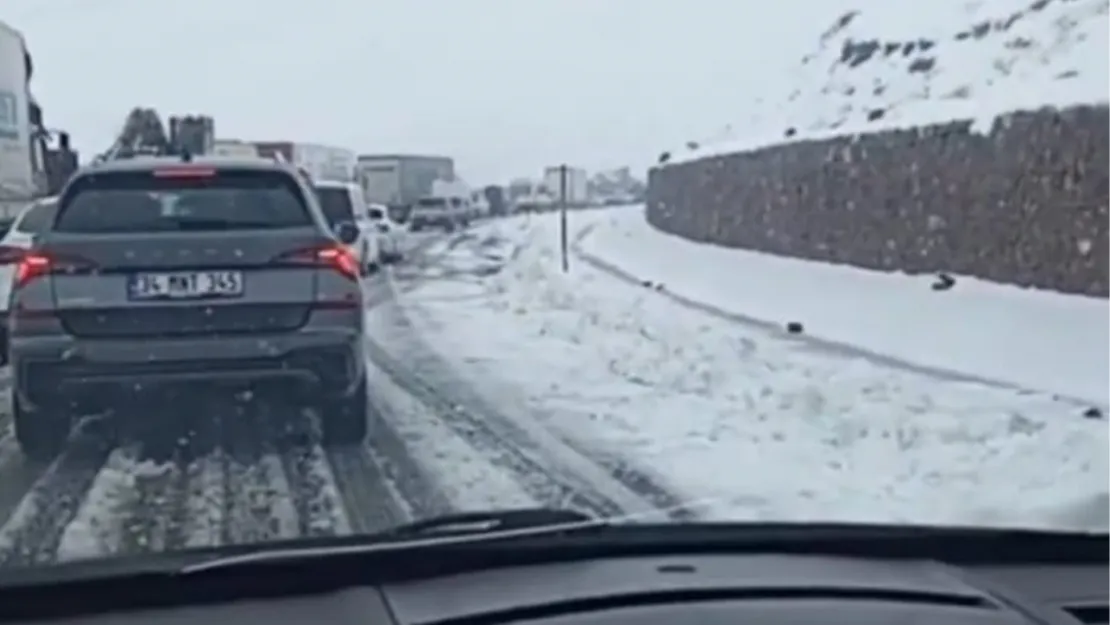 Bingöl-Erzurum yolunda mayıs ayında kar yağışı