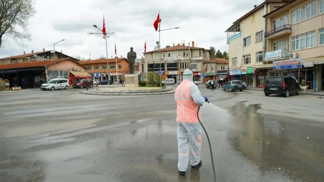 Büyükşehir Akçadağ Ve Doğanşehir'de Cadde Ve Sokakları Temizleyip Dezenfekte Etti