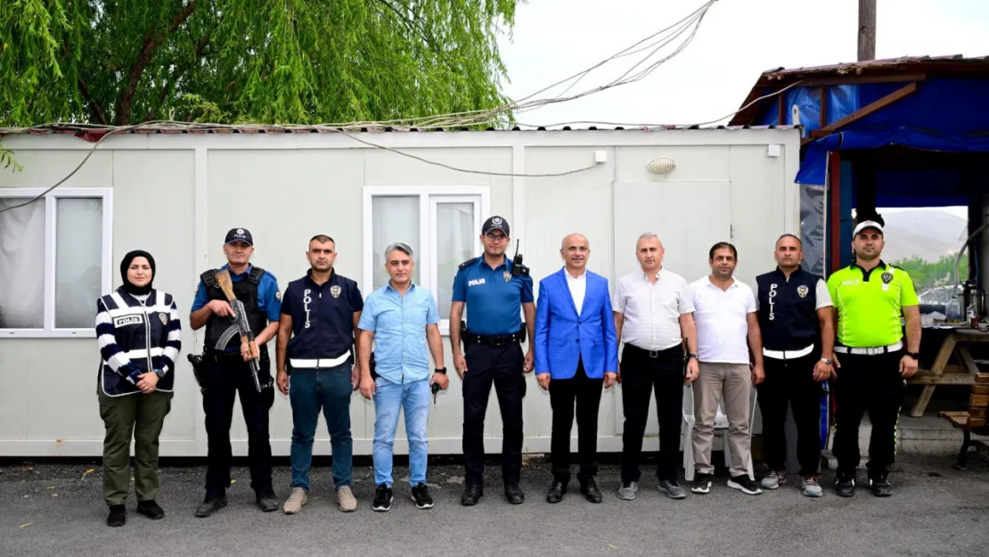 Büyükşehir Belediye Başkanı Sami Er Vatandaşlarla ve Görev Başındaki Personelle Bayramlaştı