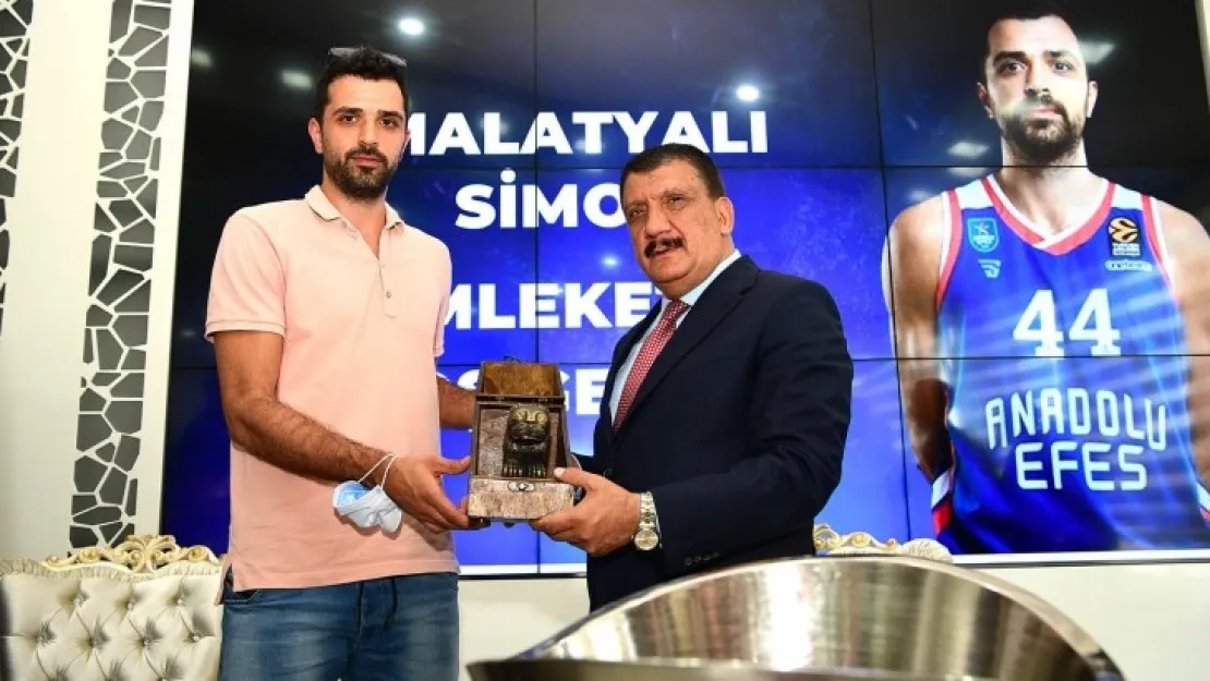 Büyükşehir Belediyesi Anadolu Efesli Simon'a Fahri Hemşehri Beratı verdi