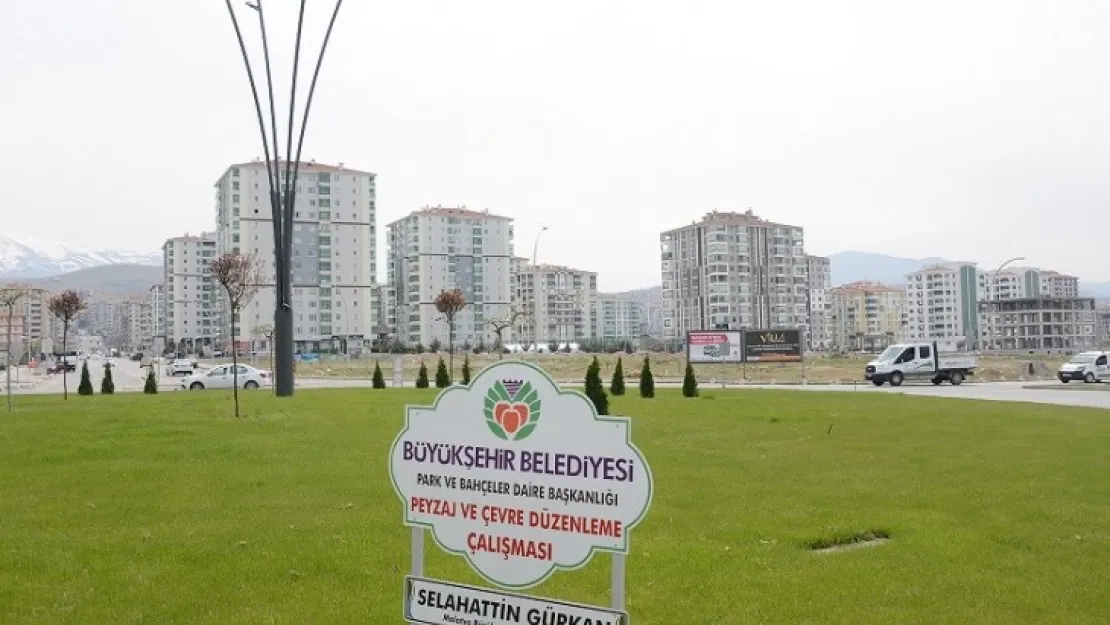 Büyükşehir Belediyesi Çiftlik Caddesinde 220 Fidan Dikti