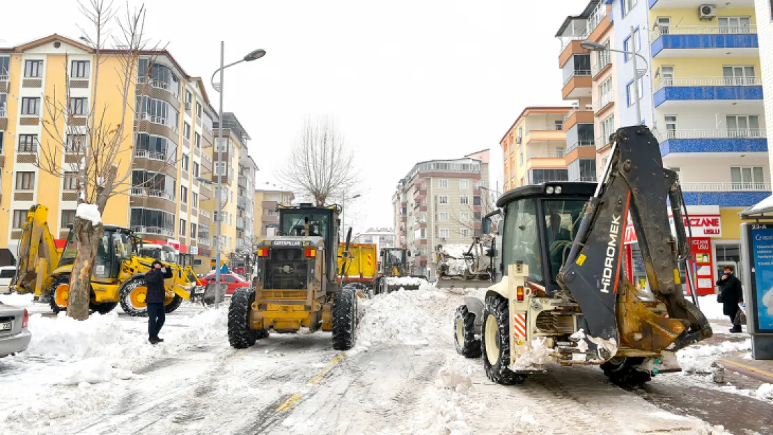 Büyükşehir Belediyesi Ekipleri Merkezde Kar Kaldırma Çalışmalarını Hızlandırdı