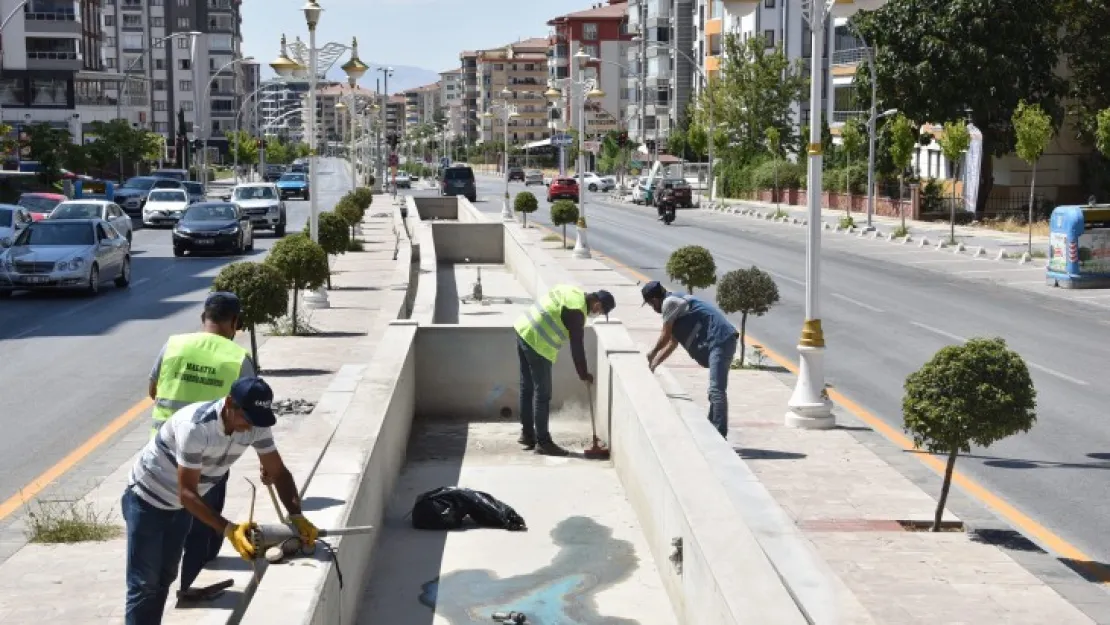 Büyükşehir Belediyesi Fahri Kayahan Bölgesinde Bulunan Süs Havuzlarının Bakım-Onarım Ve Temizliğini Yapıyor