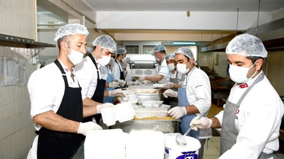 Büyükşehir Belediyesi İftarda Vatandaşlarını Yalnız Bırakmıyor