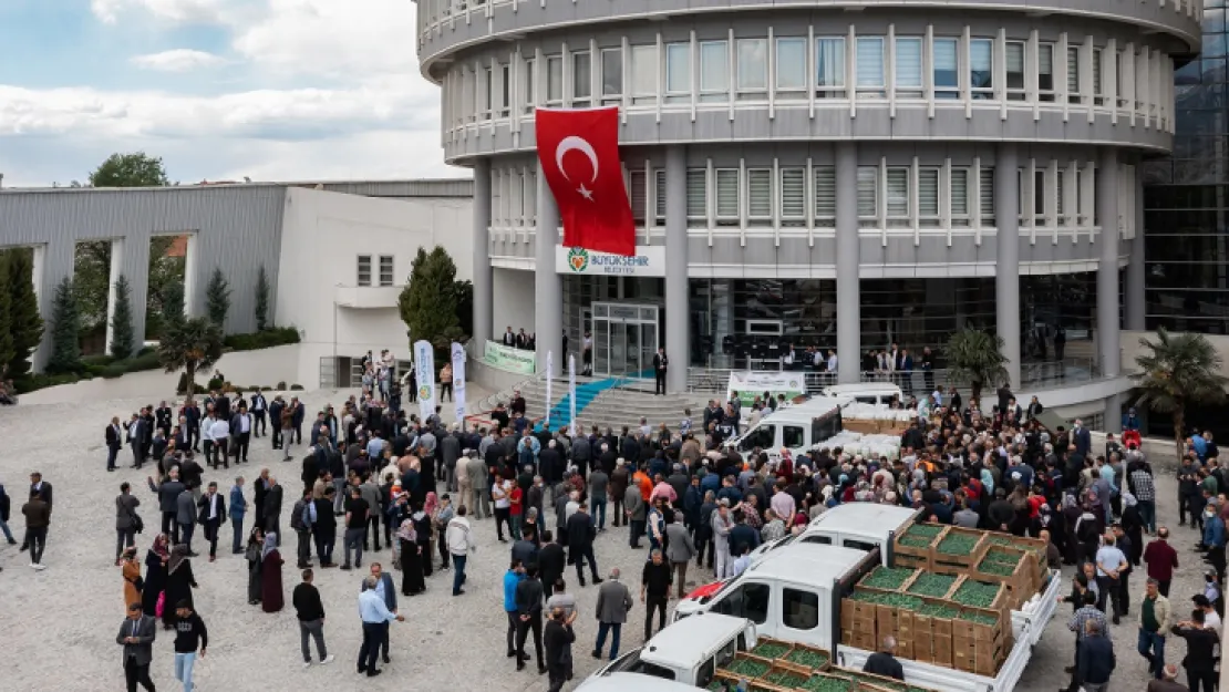 Büyükşehir Belediyesi'nden Çiftçilere Büyük Destek  500 Bin Adet Sebze Fidesi Üreticilere Teslim Edildi