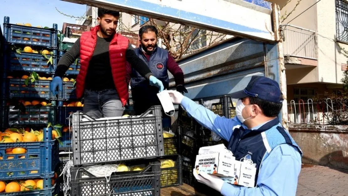 Büyükşehir Belediyesi 'pazar esnafına' maske dağıttı