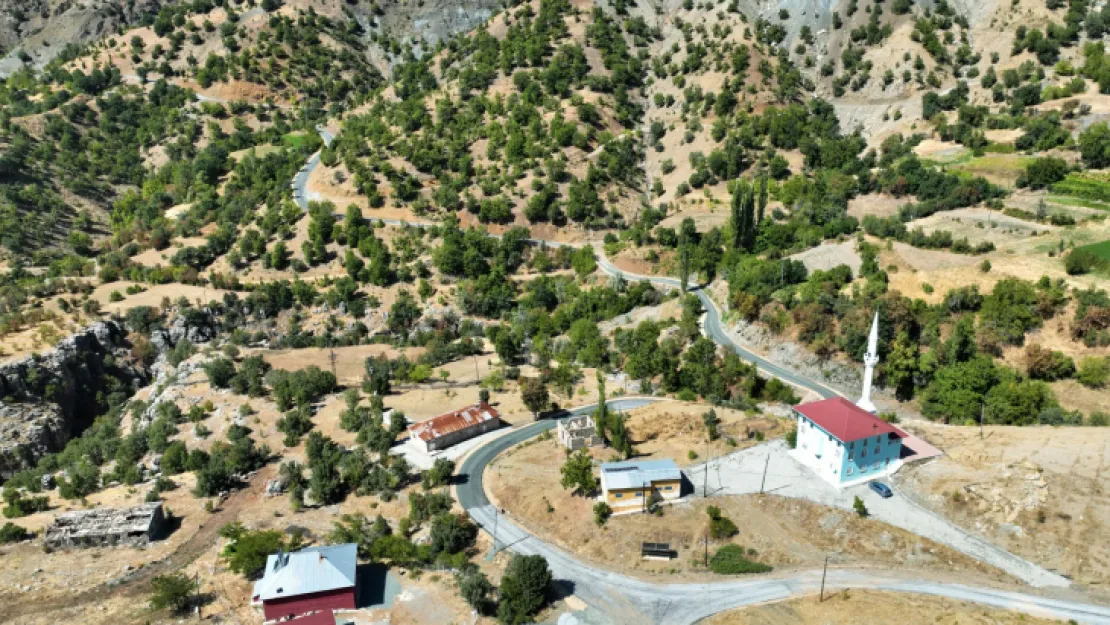 Büyükşehir Belediyesi Pütürge'de Asfalt Çalışmalarını Sürdürüyor