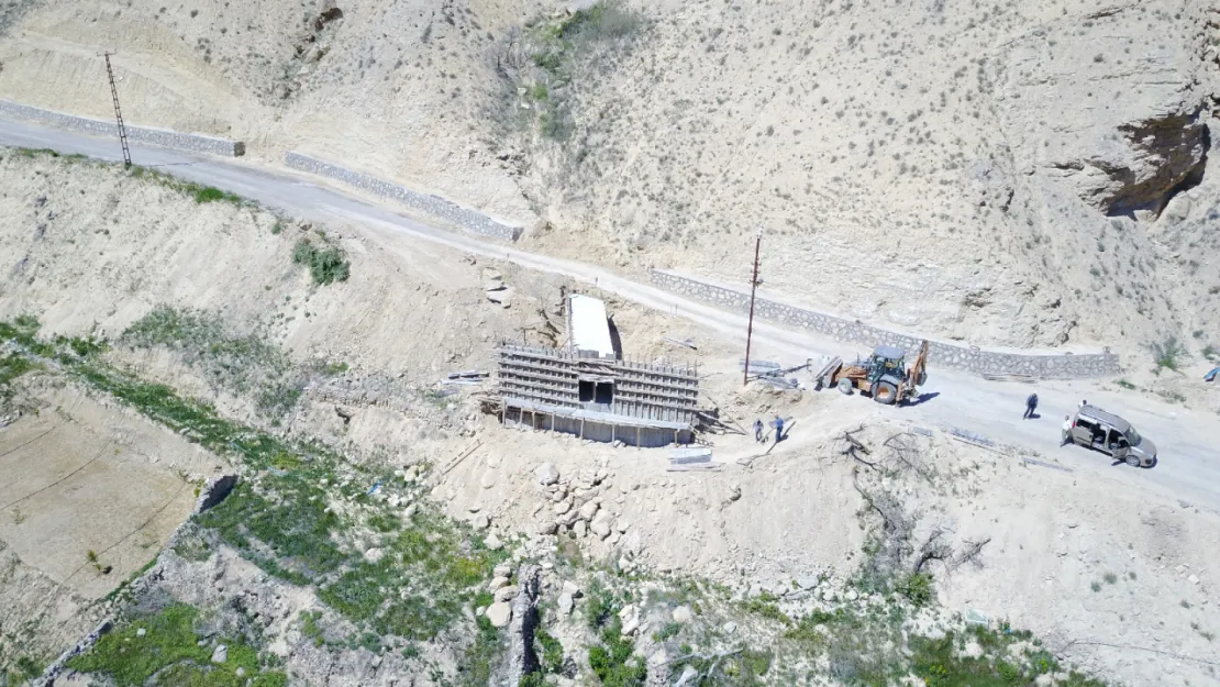 Büyükşehir Belediyesi Yol Güvenliğini Artırmak İçin Köprü, Menfez Ve Taş Duvar İnşa Ediyor