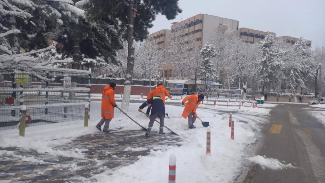 Büyükşehir Belediyesinden Kar Mesaisi