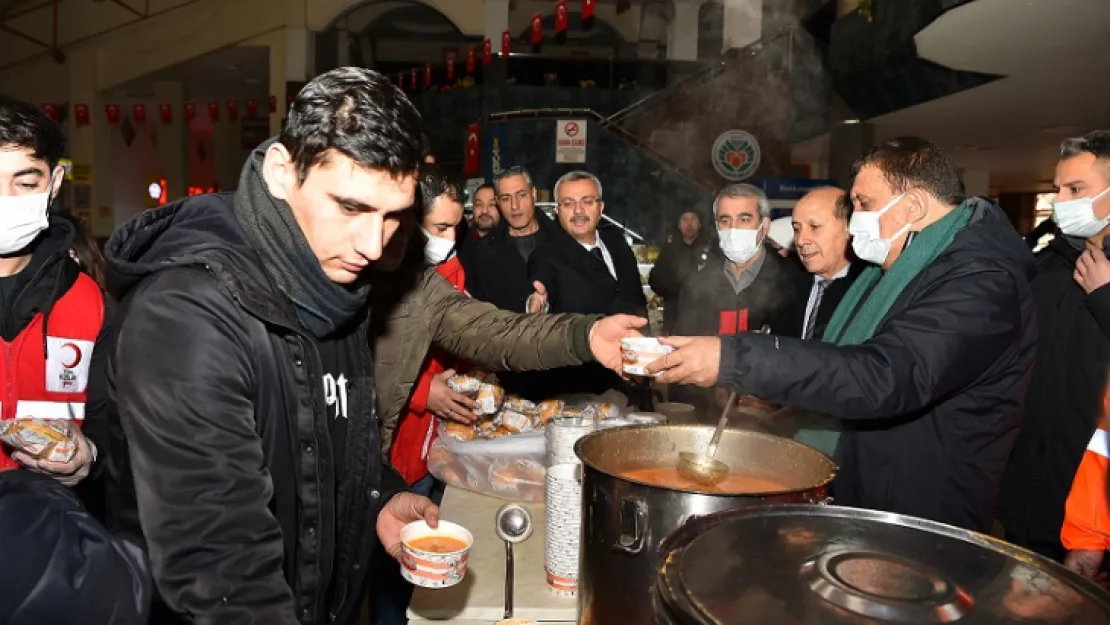 Büyükşehir Belediyesinden Maşti'de Misafir Edilen Yolculara Sıcak Çorba İkramı