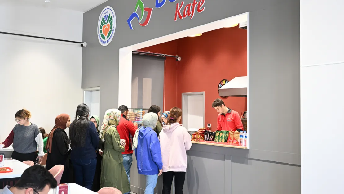 Büyükşehir Belediyesinden Öğrencilere İkram