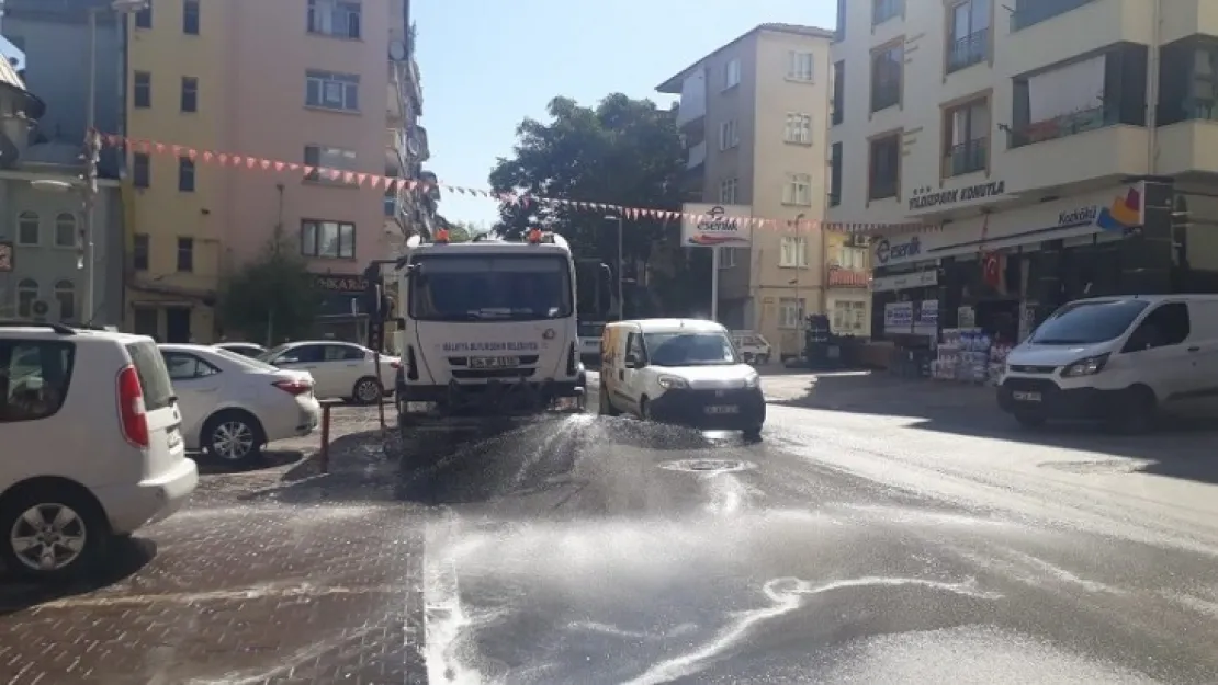 Büyükşehir Cadde Ve Sokaklarda Dezenfekte Ve Yıkama Çalışmalarını Sürdürüyor