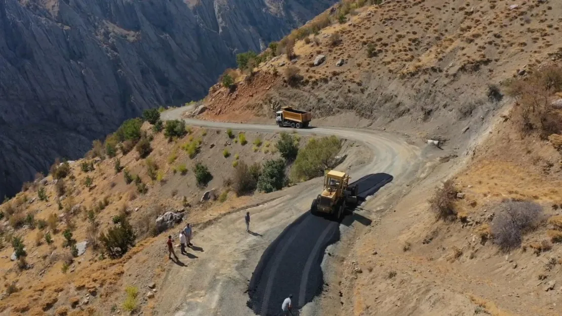 Büyükşehir ve Pütürge Ekiplerinden Yol İyileştirme Çalışmaları