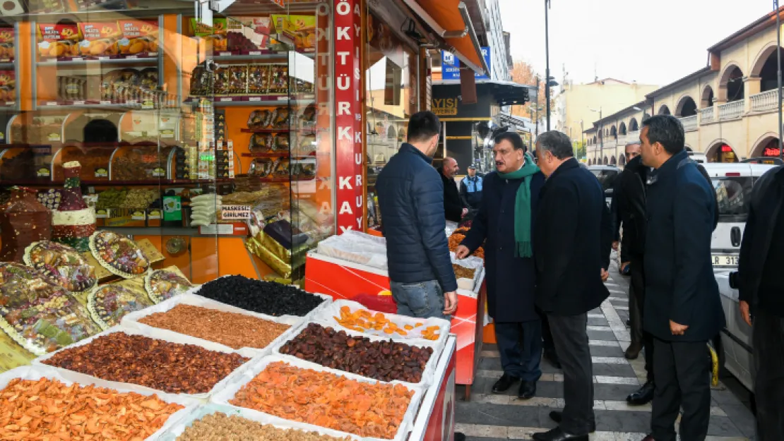 Cephe giydirme ve sokak sağlıklaştırma çalışmaları devam ediyor