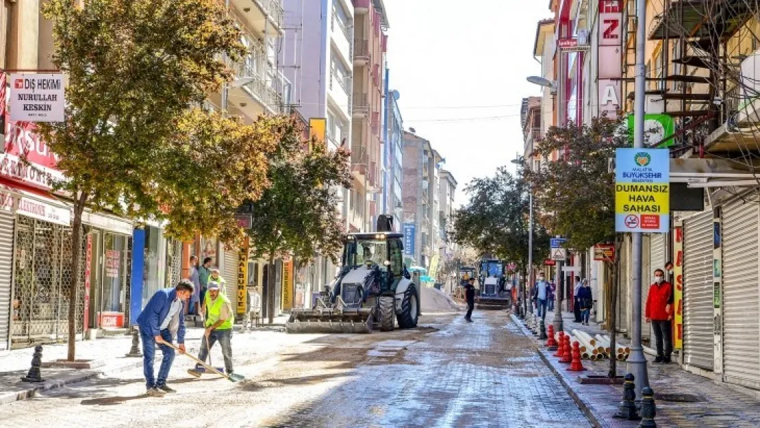 Cezmi Kartay Caddesinde içmesuyu çalışmaları devam ediyor