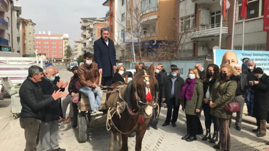 CHP İl Başkanı Kiraz, at arabasına binerek, akaryakıt zamlarını protesto etti.