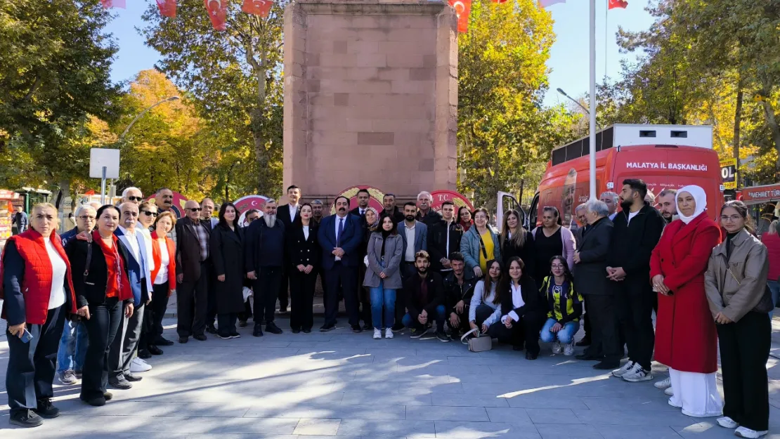 CHP İl ve İlçe Yönetiminden Atatürk Anıtı'na çelenk sunumu