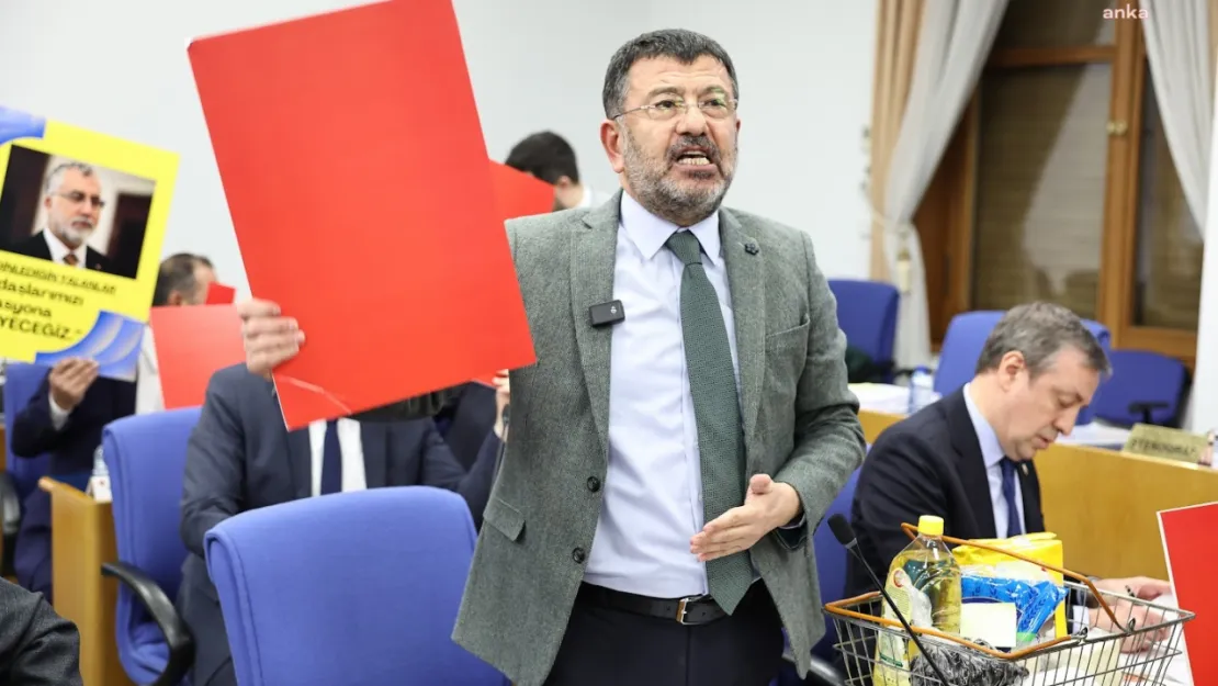 CHP'li  Ağbaba, Emekli Zammını Protesto Etti: Alayınıza Kırmızı Kart!