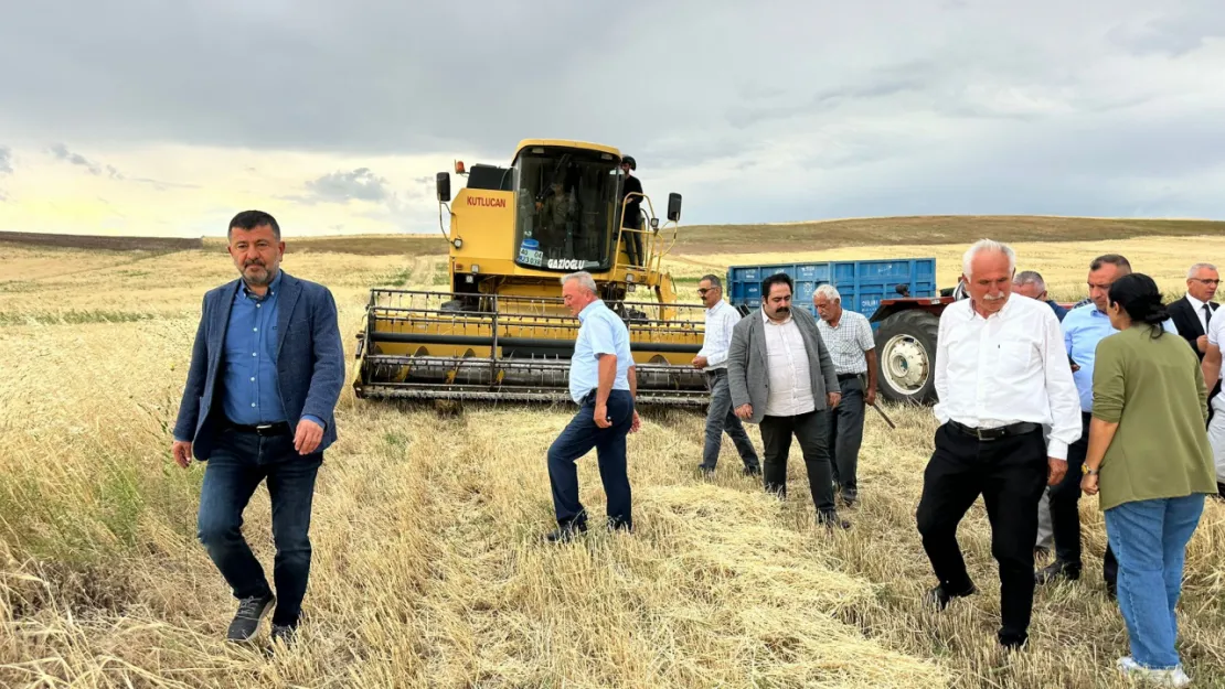 CHP Malatya Milletvekili Veli Ağbaba Malatya'da arpa ve buğday üreticisi çiftçileri ziyaret etti.