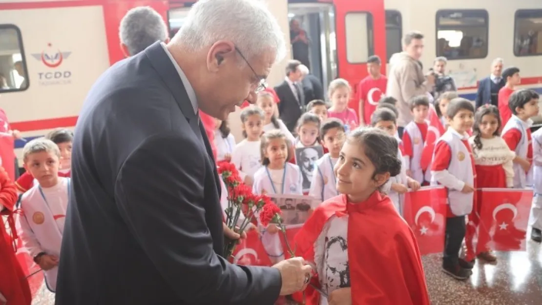 Çocuklarımıza Türk Bayrakları Çok Yakıştı