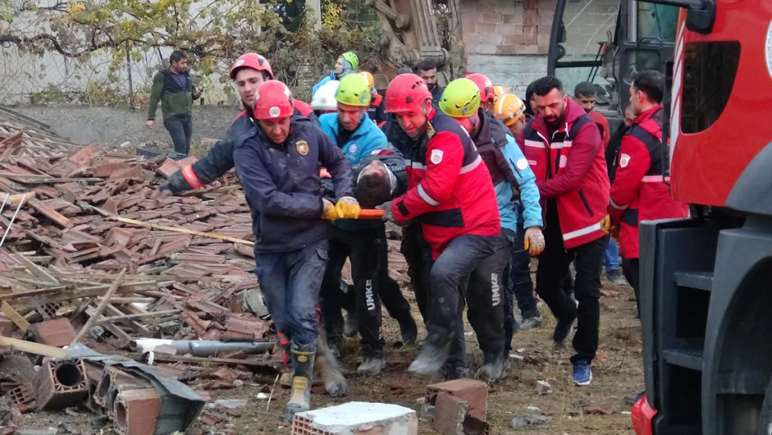 Çöken binanın enkazında kalan kepçe operatörü kurtarıldı