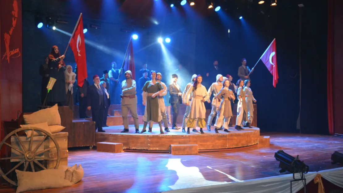 'Cumhuriyete Doğru' Tiyatro Oyunu Malatya'da İzleyicilerle Buluştu