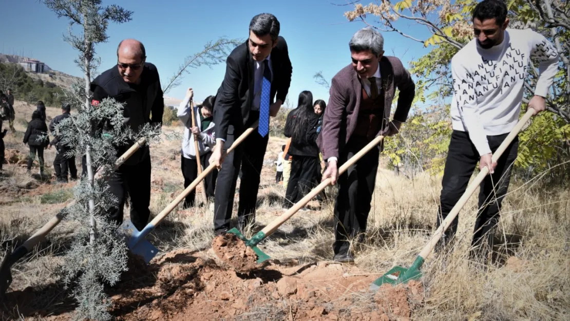 Cumhuriyetimizin 101'inci Yılında 101 Öğrenci 101 Fidanı Toprakla Buluşturdu