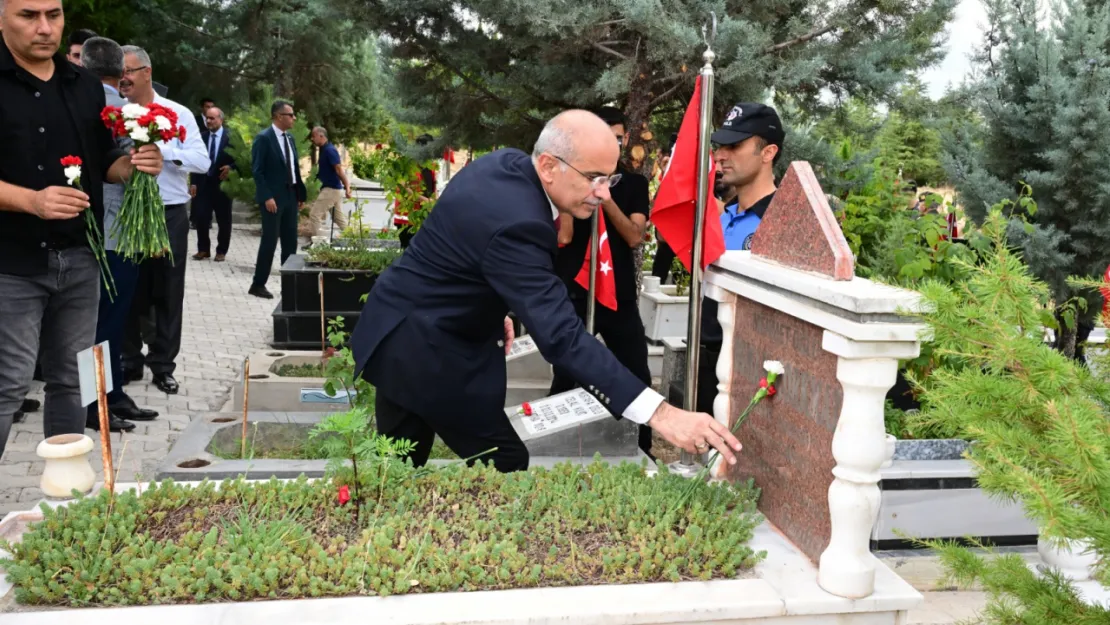 Dalgalanan Bayrağımızın Hangi Bedellerle Yükseldiğini Asla Unutmamalıyız