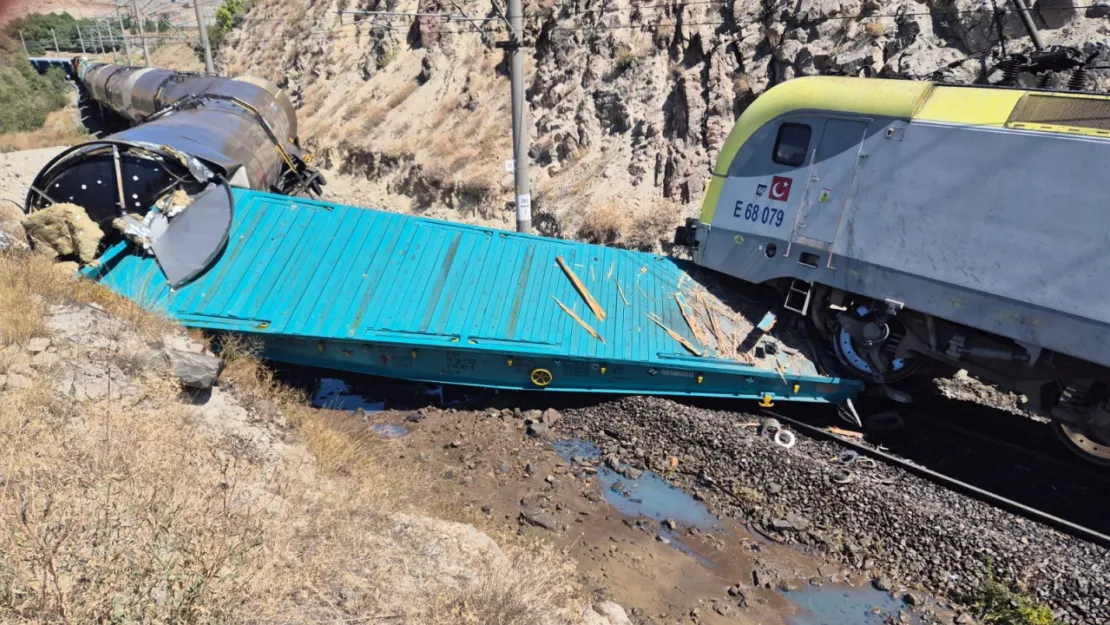 Demir cevheri yüklü tren ile akaryakıt treni çarpıştı