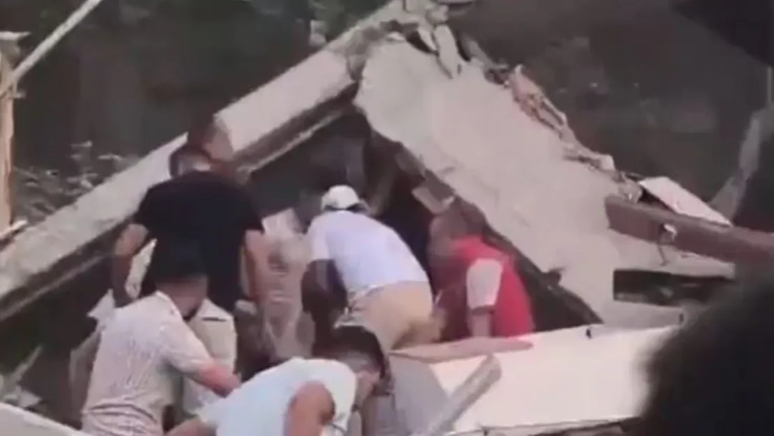 Deprem nedeniyle Balıkesir'de bazı binalar yıkıldı.