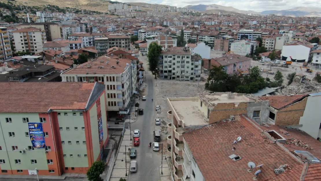 Deprem Sonrası Onarılmayan Hasarlı Çatılar Kış Aylarında Sıkıntı Yaşatabilir