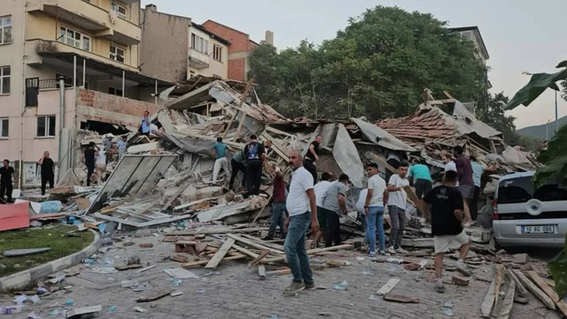 Depremde Yaralanan 4 Kişi Tedavi Altında, Durumları İyi