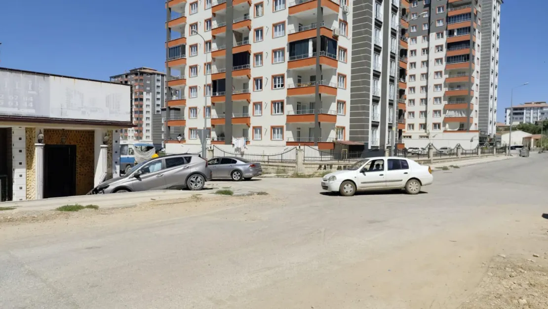 Direksiyon hakimiyetini kaybedince eve çarptı