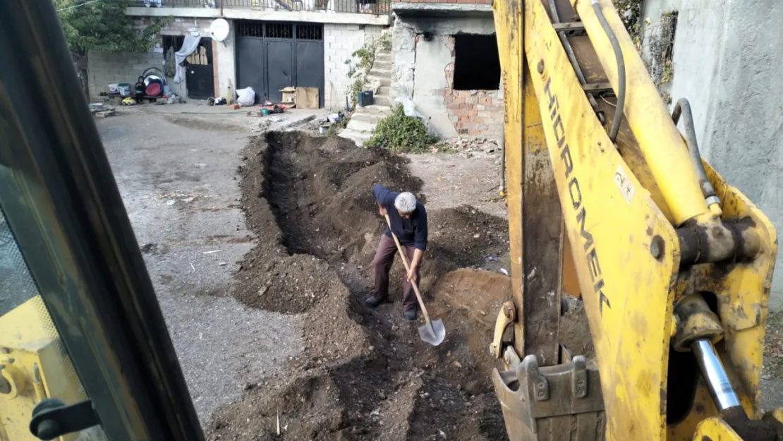 Doğanşehir Belediyesi 39 Mahallede Mezarlık Temizliği Yapıyor